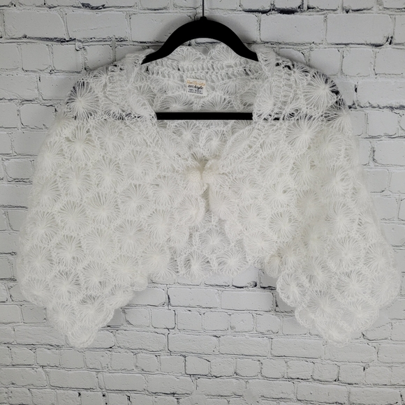 HANDMADE | crocheted delicate small shoulder cover cape - Picture 2 of 6
